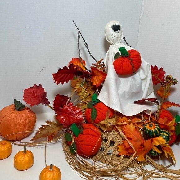 Centerpiece Halloween Ghost 7 Pumpkins Patch Foliage Handcrafted  14" x 12" - Picture 4 of 7